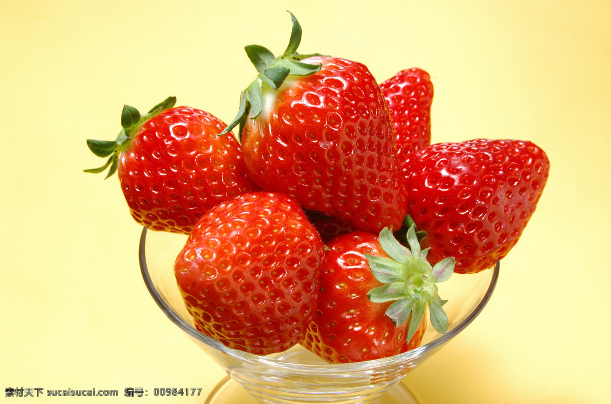 水果免费下载 草莓 单色背景 高清 红色 水果 诱人 玻璃盘子 风景 生活 旅游餐饮