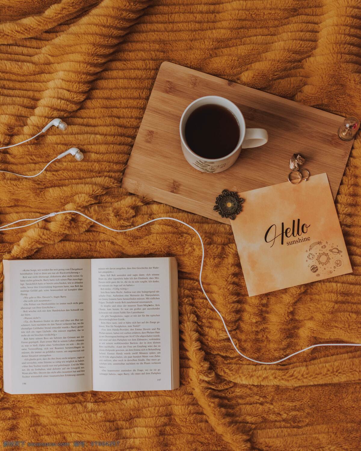 咖啡与书 杯子 书籍 木板 耳机 纸 生活百科 生活素材