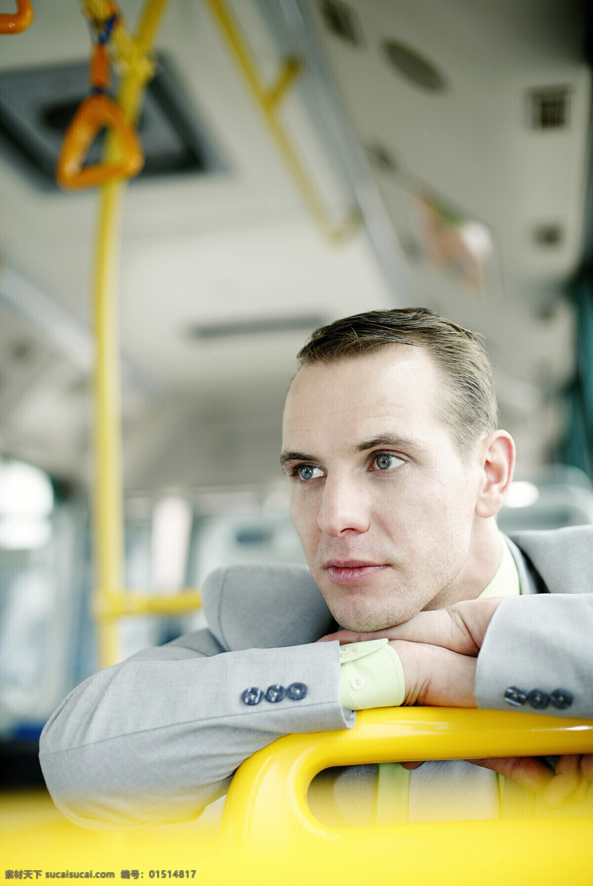 公交 车上 商务 男士 职业人物 职业男性 商务男士 成功男人 白领 自信 公交车 乘车 商务人士 人物图片