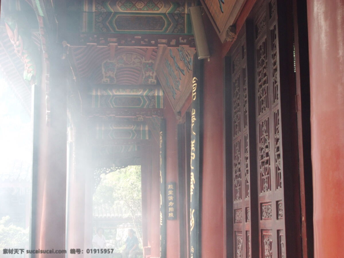 寺庙走廊 贵阳 黔灵山 寺庙建筑 红色柱子 烟雾 花窗 彩绘 游人 建筑摄影 建筑园林