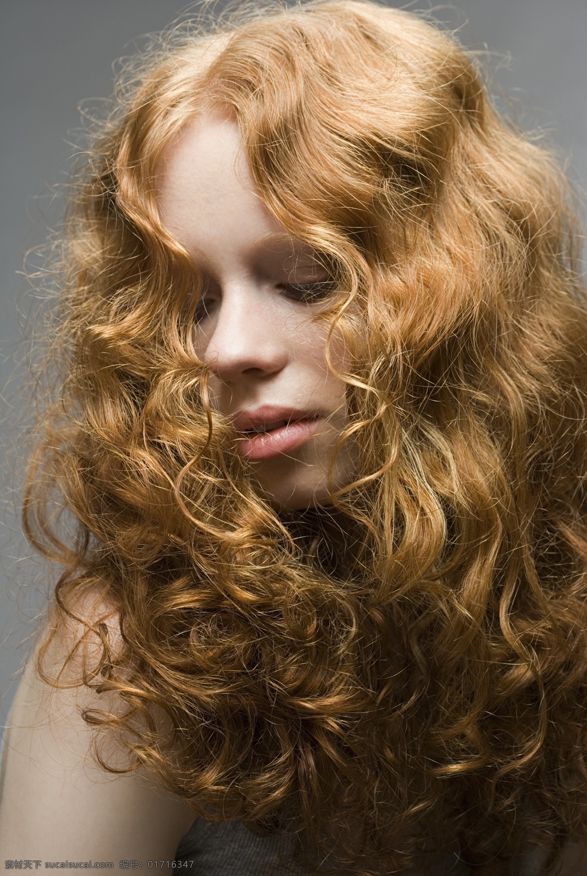 黄发 美女 发型设计 人物 女人 外国女人 长发 卷发 烫发 染发 做头发 皮肤 光滑嫩白 高清图片 美女图片 人物图片