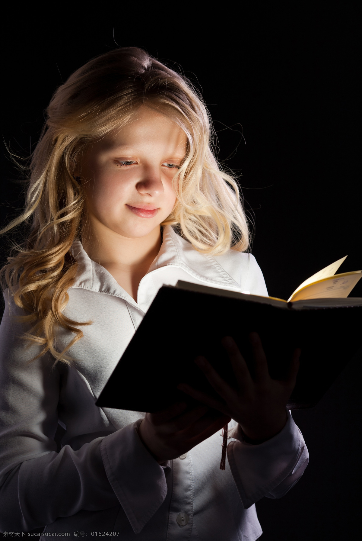 看书 小女孩 看书的小女孩 可爱 儿童 认真 学习 儿童教育 美女图片 人物图片