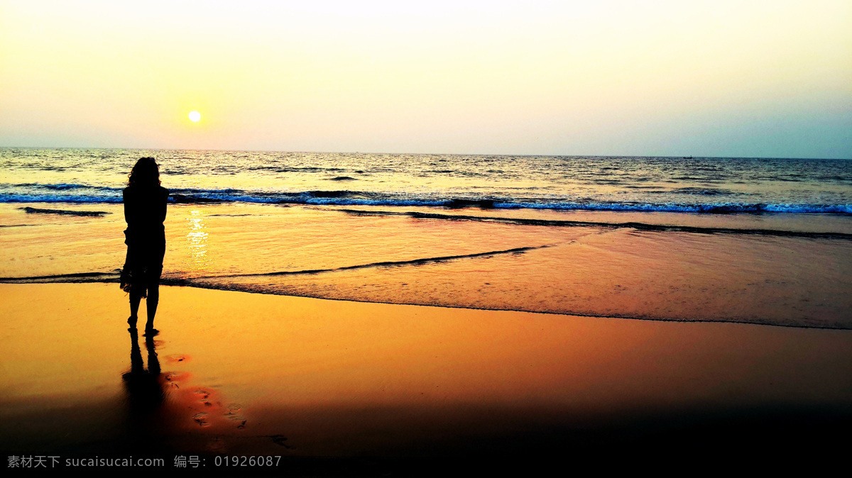 海边的背影 背影 大海 大海晚霞 金色海滩 沙滩 金色沙滩 美女 浪漫 夕阳 天空 海浪 波浪 风光摄影 自然景观 山水风景