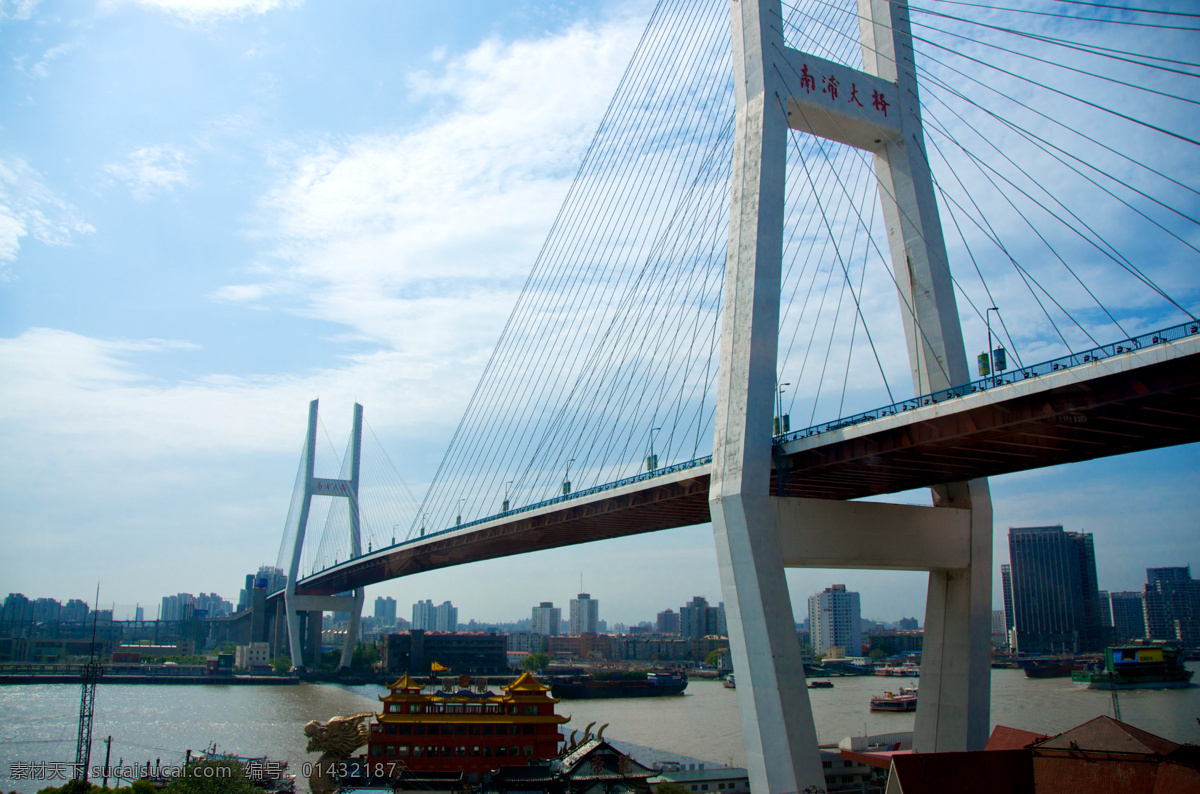 上海 浦江 斜拉桥 南浦大桥 第一斜拉桥 h型桥架 大跨度桥面 钢索 形似巨型竖琴 现代桥樑 黄浦江 江面 龙船 轮船 对岸景色 蓝天白云 景观 景点 上海风光 上海風光 国内旅游 旅游摄影