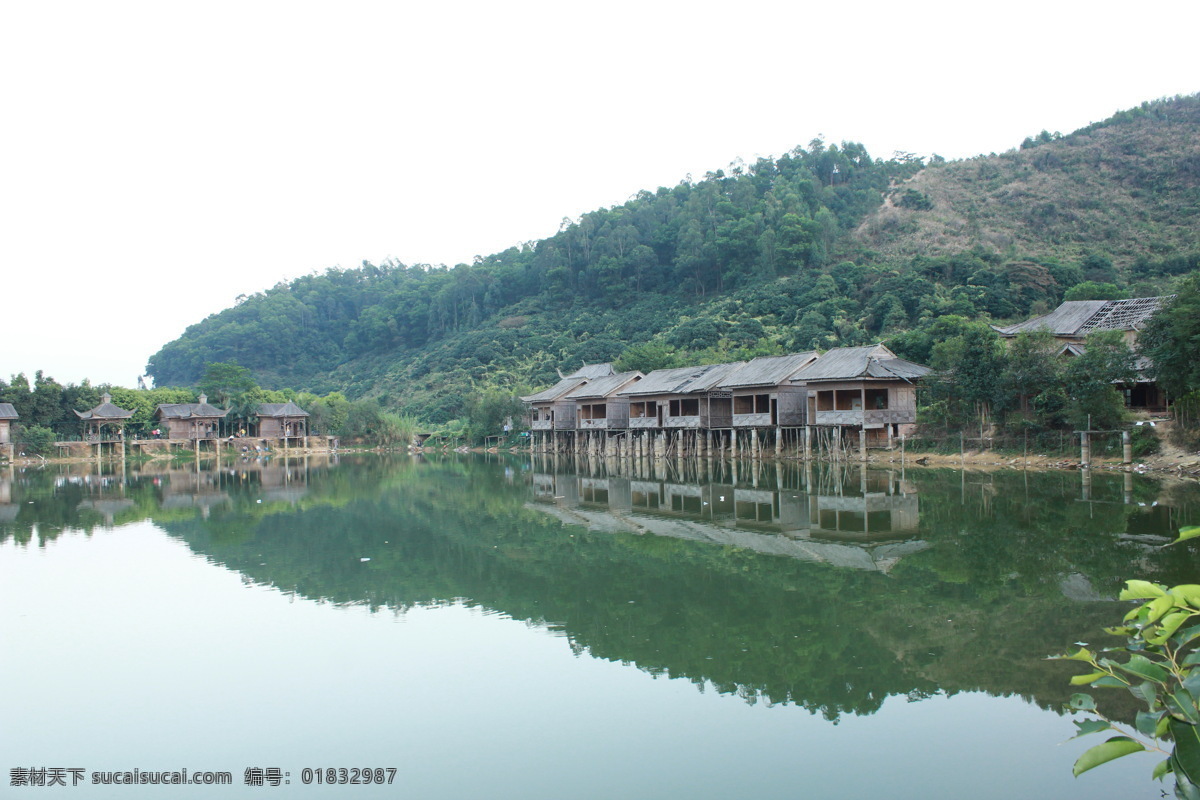 旅游景区 素材图片 湖水 高山 建筑 房子 自然风光 景观 景区 休闲 旅游 山水风景 风景图片