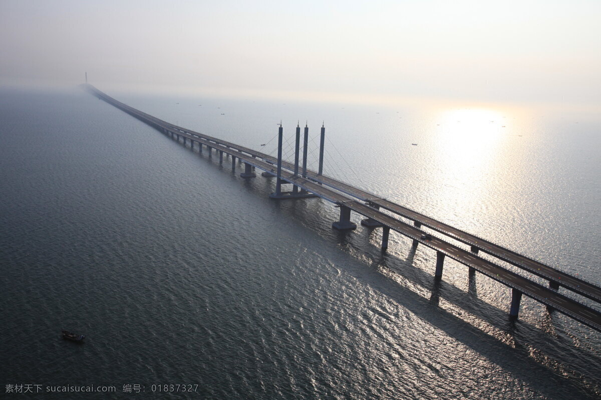 杭州湾 跨海大桥 俯瞰 钢筋 混 泥土 结构 高等级公路 巨型桥梁 酷似巨龙 海面 船只 水波纹 雾气 阳光 建筑景观摄影 自然景观 建筑 景观 建筑景观