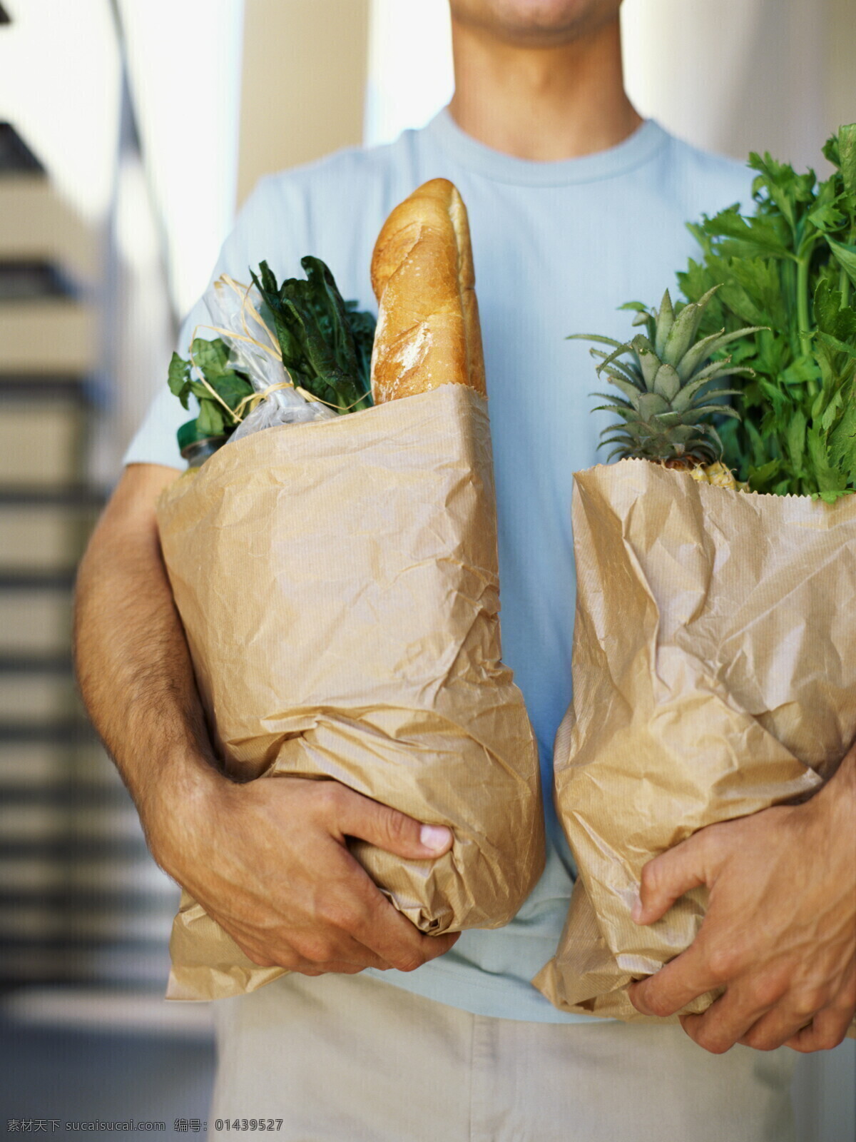 手 购物袋 男人 里 蔬菜水果 蔬菜 水果 面包 菠萝 芹菜 男性高清图片 男性男人 人物图库