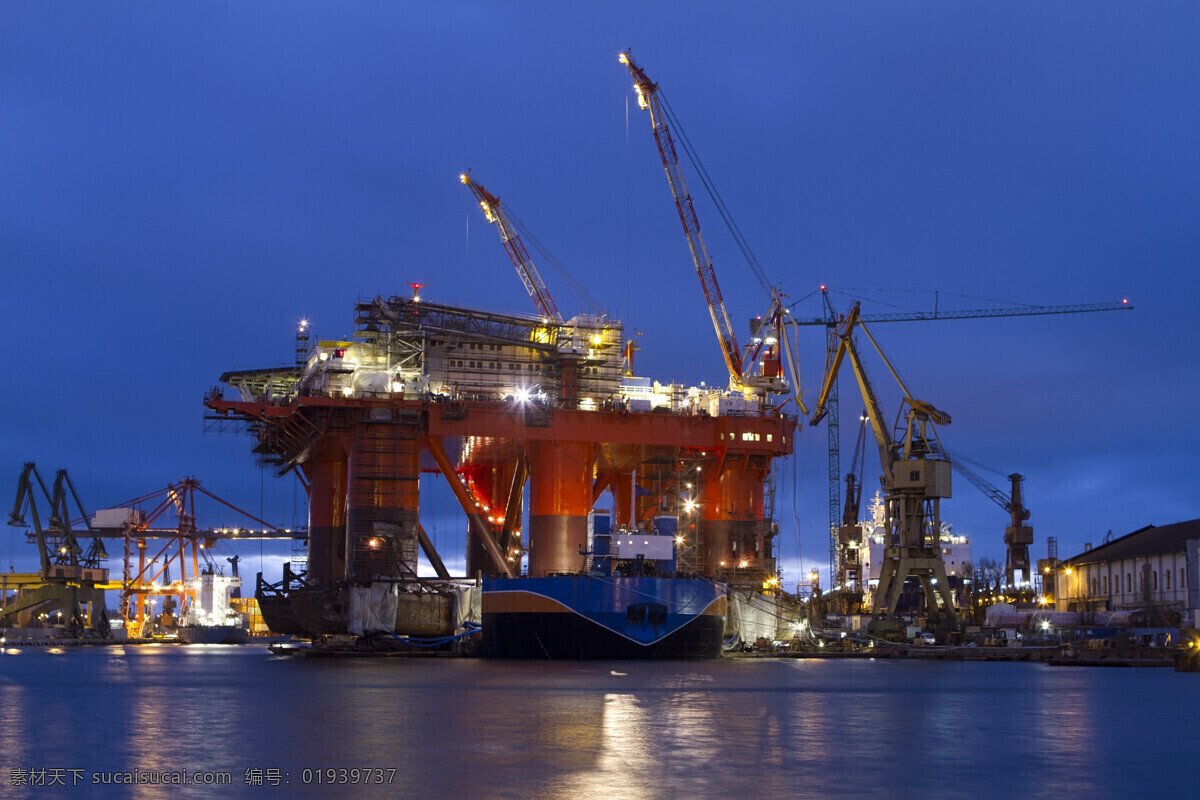 海港 港口 码头 码头吊机 起重机 集装箱 海运 物流 卸货 运输 轮船 邮轮 油轮 工业生产 现代科技