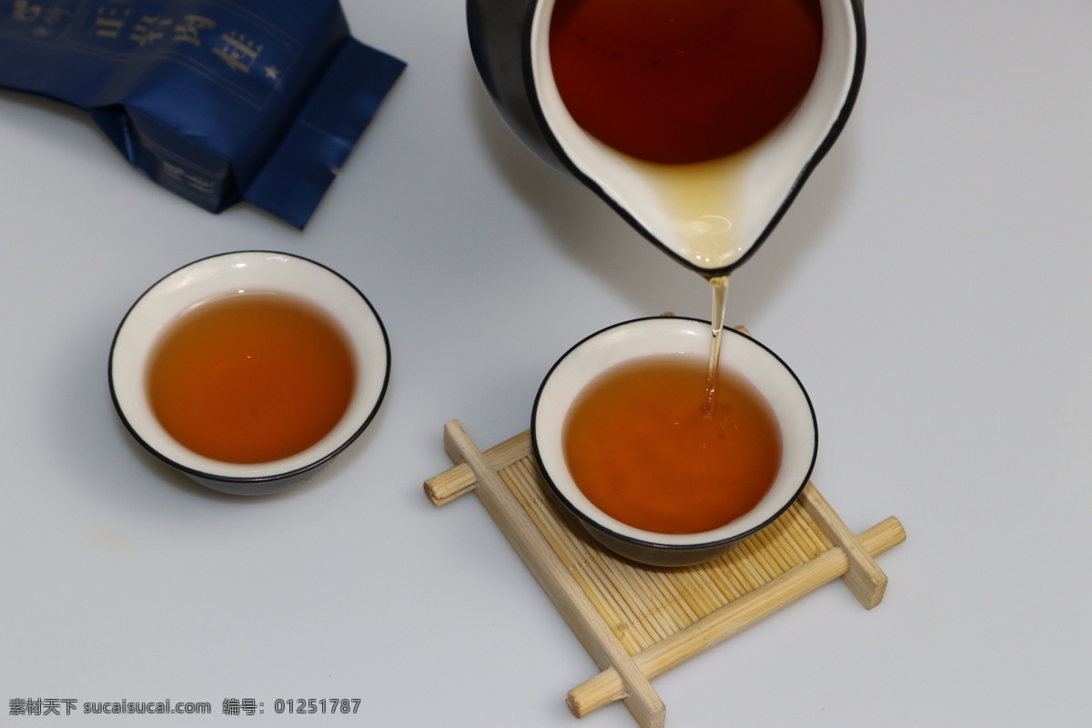 茶具 泡茶叶 普洱 铁观音 杯子摆形 品尝 水杯 招贴 广告