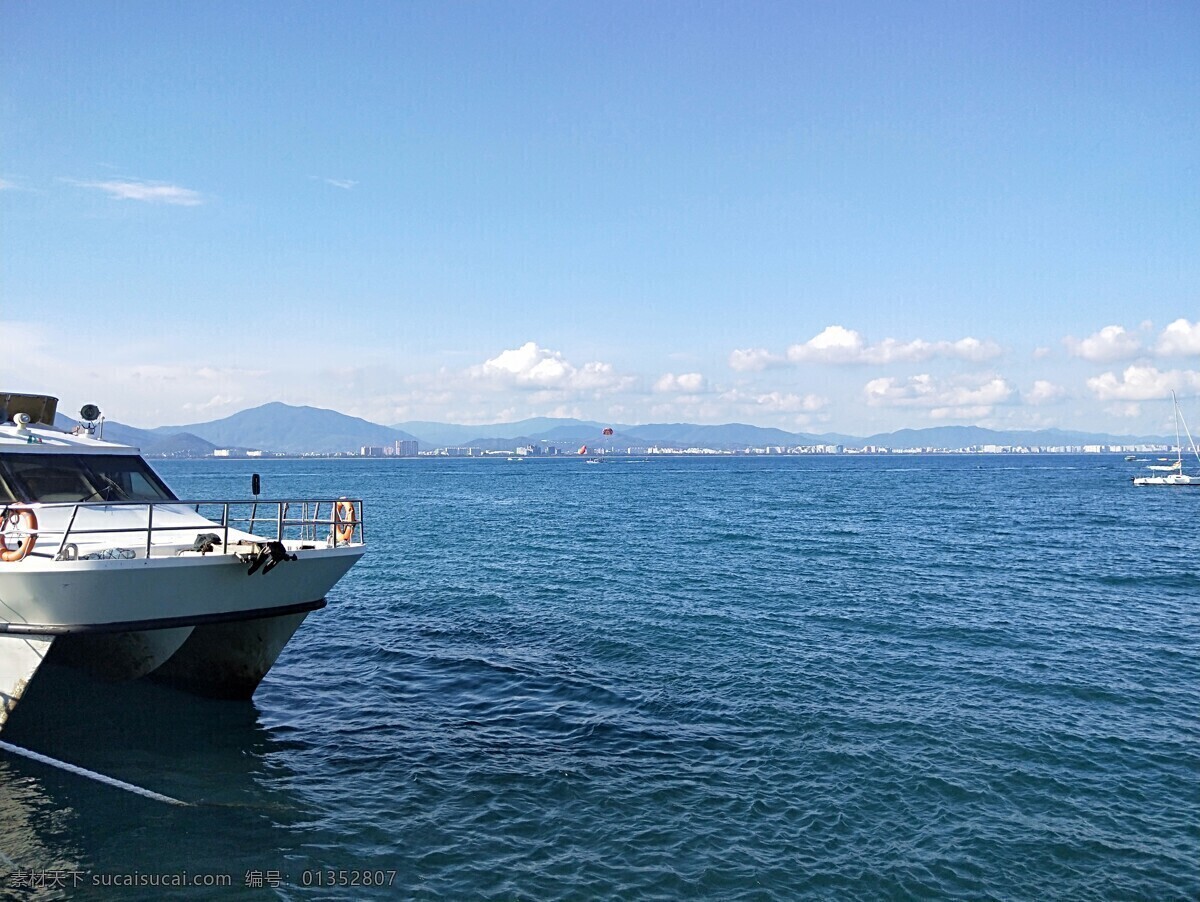 蓝色的大海 静静的游艇 海南 三亚 海边 海滩 蓝天 白云 大海 游艇 蓝蓝的大海 旅游摄影 国内旅游