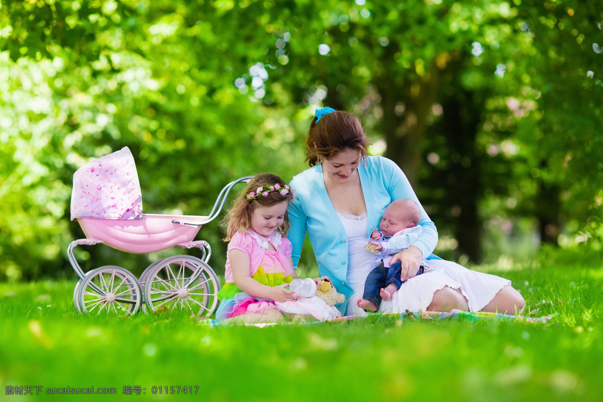 坐在 草地 上 母女 婴儿车 婴儿 小女孩 爸爸妈妈 一家人 幸福家庭 大人小孩 亲子 生活人物 家庭图片 人物图片
