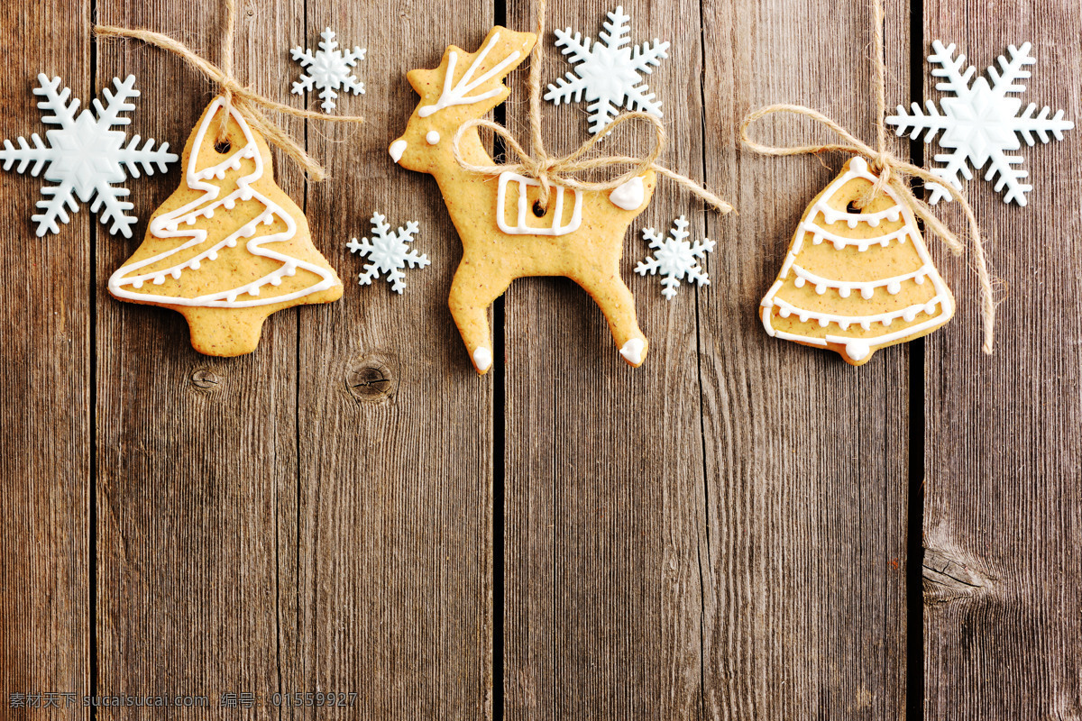 木板 上 饼干 木板上的饼干 雪花饼干 圣诞树饼干 木板背景 圣诞节 节日 圣诞节食物 姜饼 餐厅美食 美味 节日庆典 生活百科