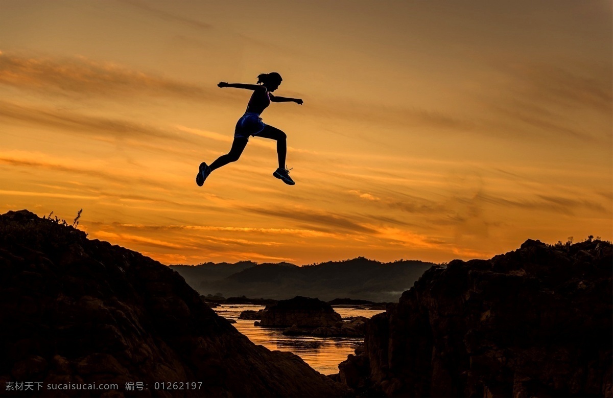 跳跃的人 山峰 运动 黄昏 自然 山脉 跳跃 女生 健身 跑步 运动素材 体育 积极 拼搏 体育素材 广告素材 健身素材 背景 背景图 自然风景 摄影素材 自然景观