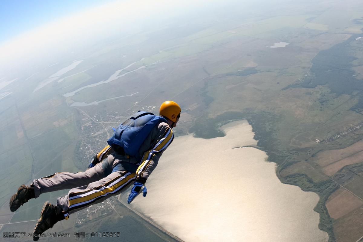 空中 跳伞 运动员 极限运动 云朵 刺激 体育运动 生活百科 灰色