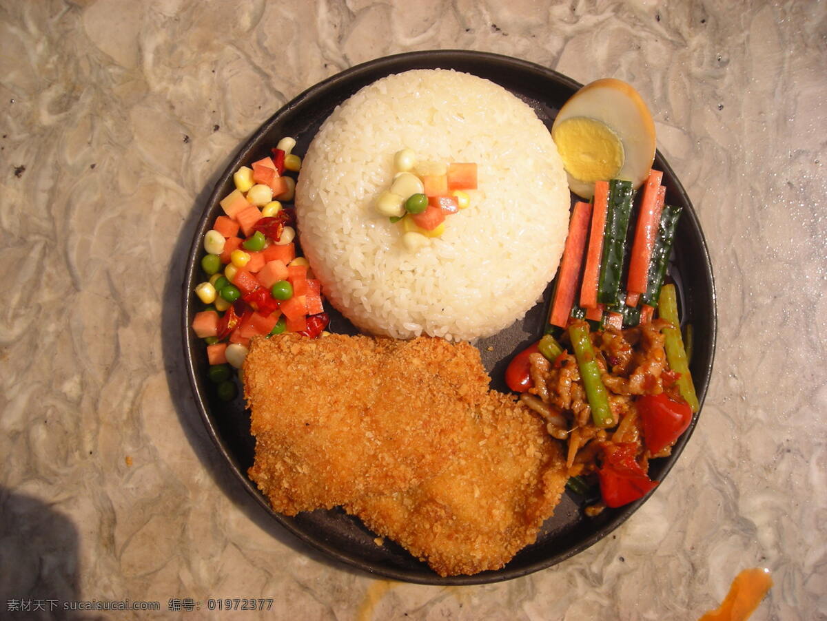 金 香 鸡 排 铁板 饭 鸡排 鸡蛋 黄瓜 胡萝卜 美食 快餐 餐饮美食 传统美食 摄影图库
