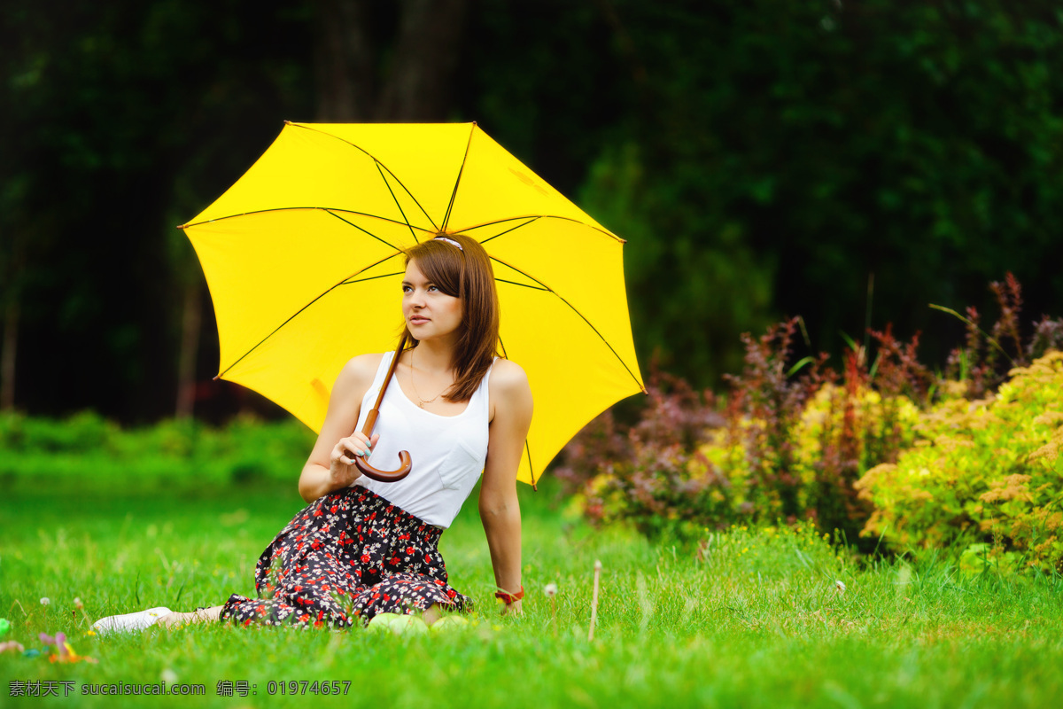 草地 上 打伞 美女图片 女人与伞 时尚美女 雨伞 打雨伞的美女 美女模特 美女写真 人物图片