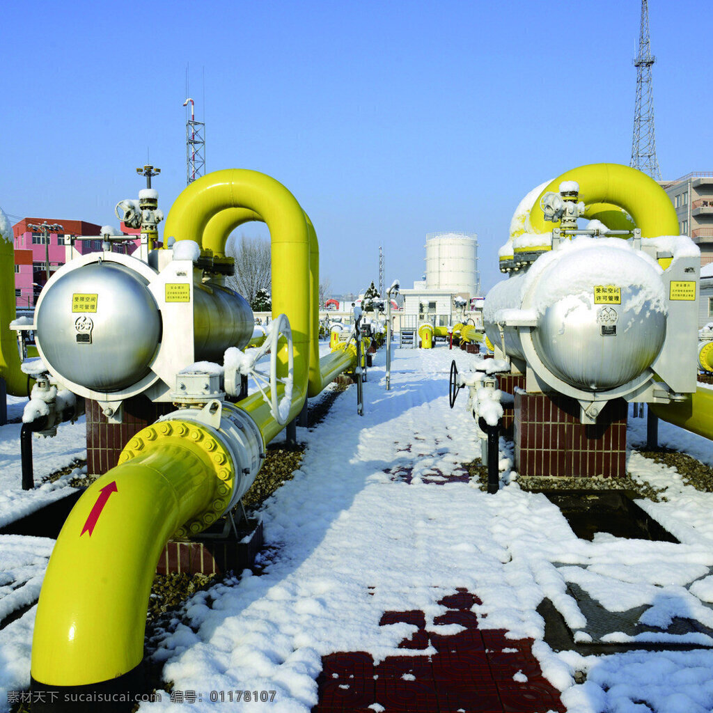 站场大雪 工业 石油 管道 安全 检查 工业生产 现代科技