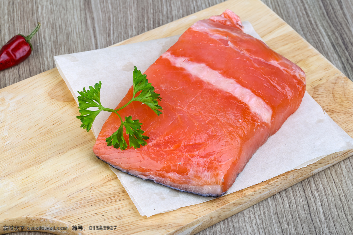 菜板 上 三文鱼 海鱼 食物原料 食材原料 餐饮美食 美食摄影
