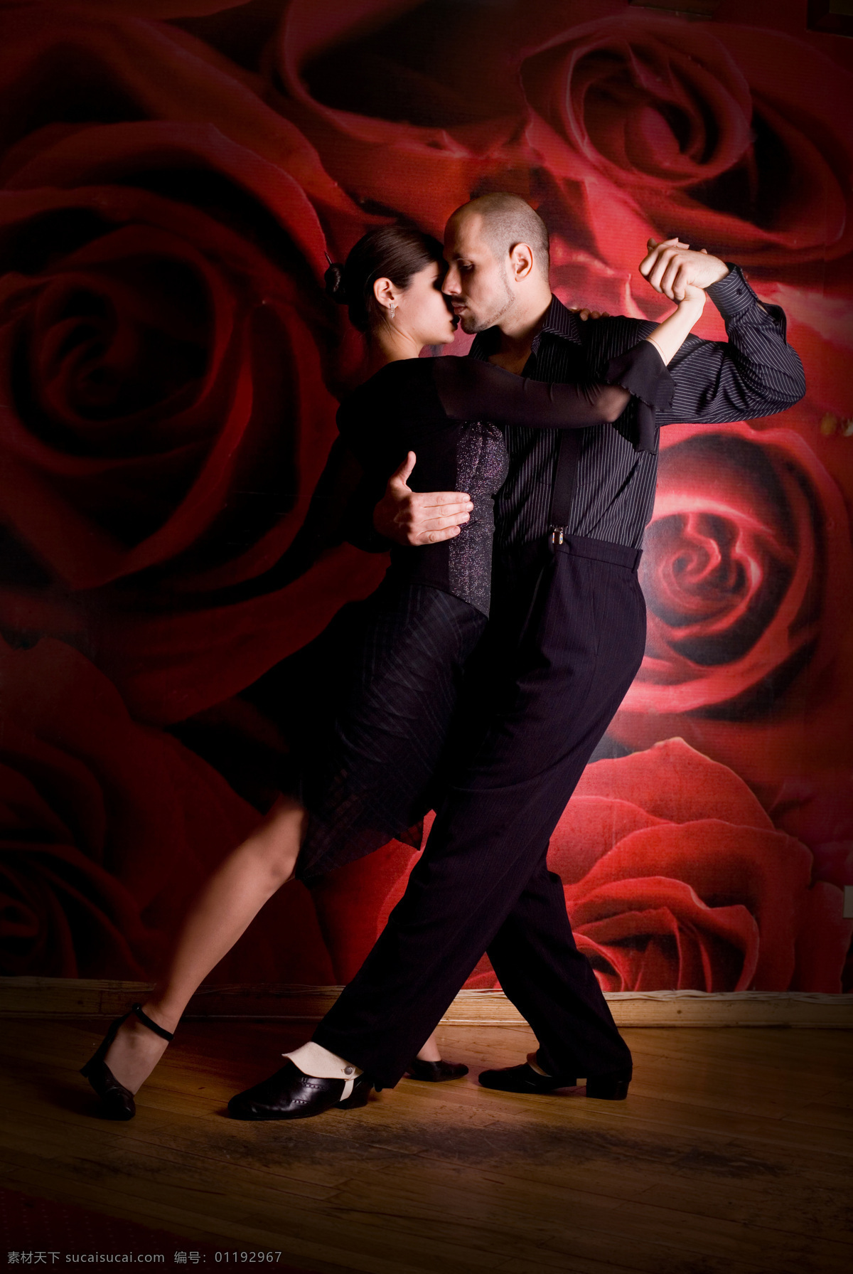 舞者图片素材 舞者 舞蹈 舞姿 女性 男性 艺术 高雅 优雅 西方 黑衣 黑白 造型 男女 双人 木地板 玫瑰花墙纸 生活人物 人物图片