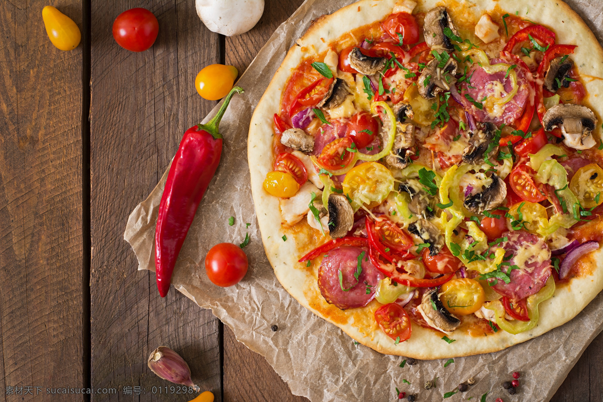 披萨 木板 背景 辣椒 香菇 番茄 西红柿 意大利披萨 国外美食 美味 食物摄影 外国美食 餐饮美食