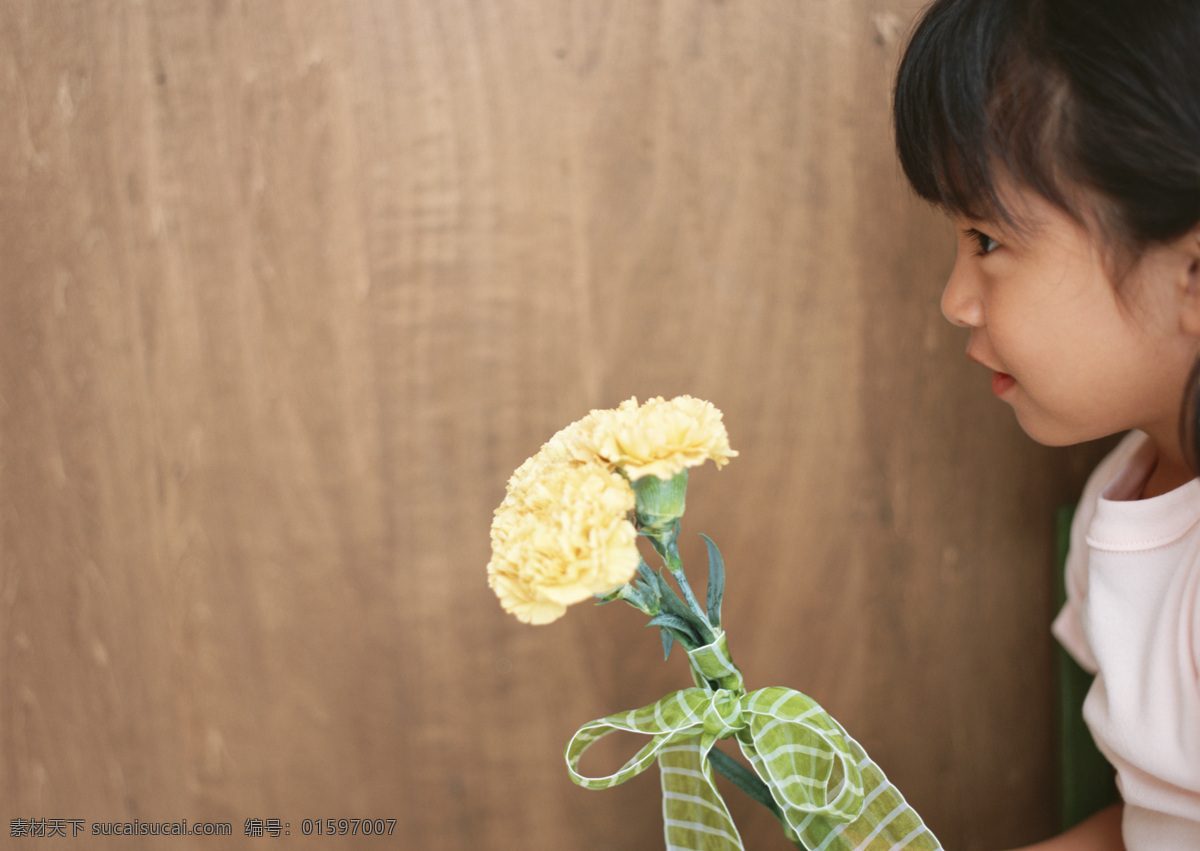 手 康乃馨 小女孩 母亲节 礼物 鲜花 花朵 儿童 生活人物 人物图片