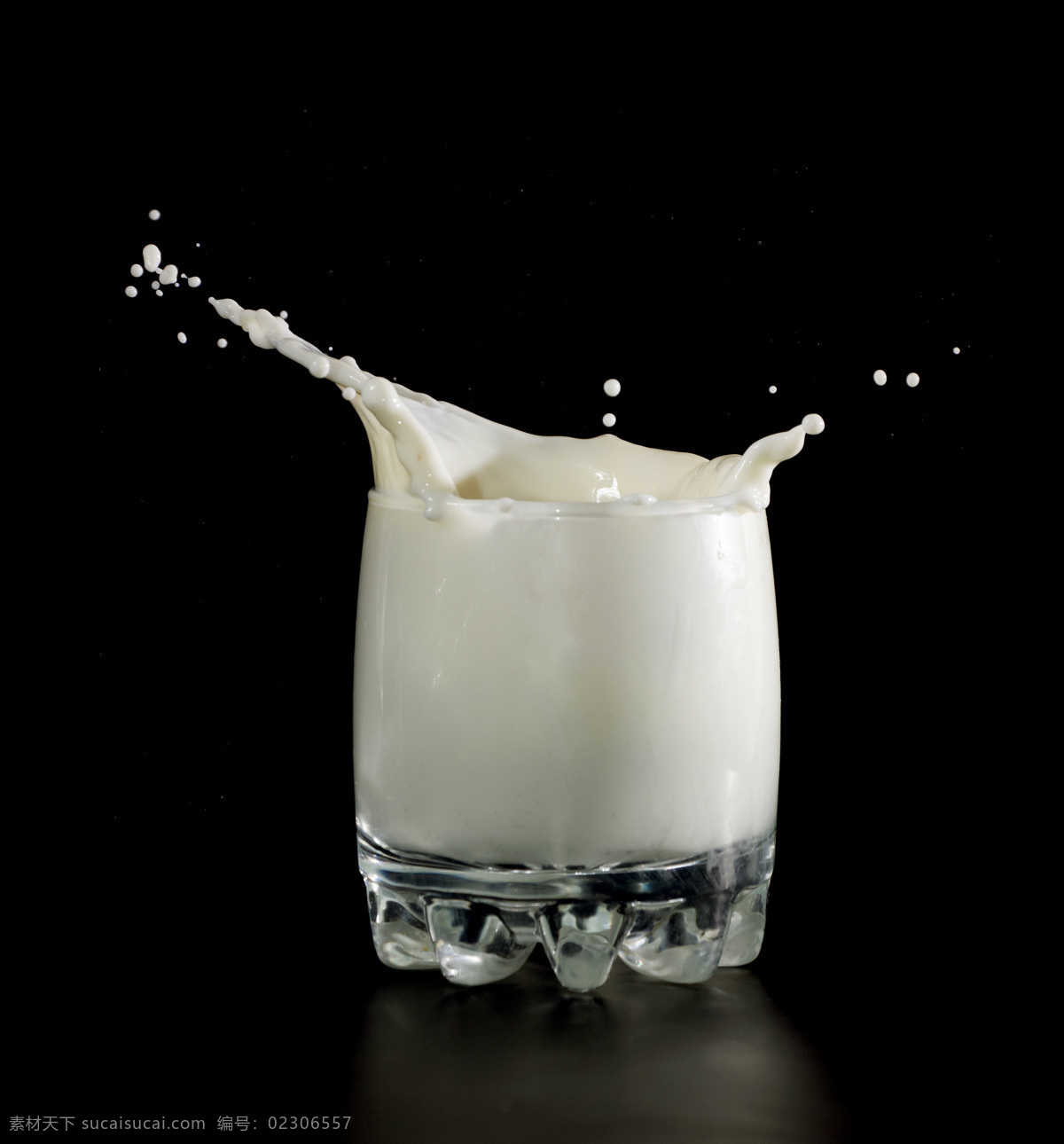 一杯 动感 牛奶 涟漪 奶滴 乳白色液体 饮品 饮料 餐饮美食 酒类图片