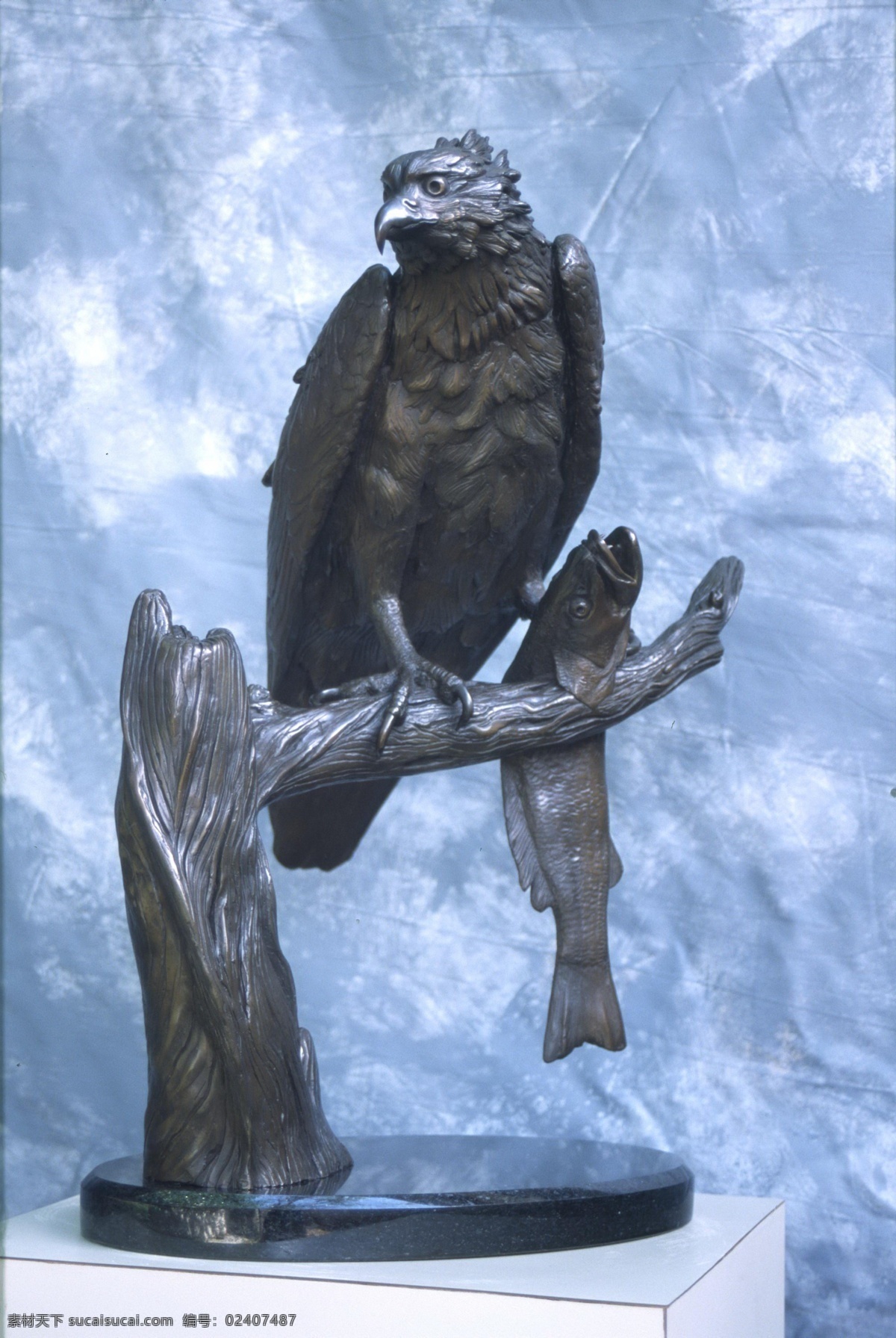 老鹰 抓 鱼 铜像 雕像作品 西方美术 写实风格 装饰素材 展示设计