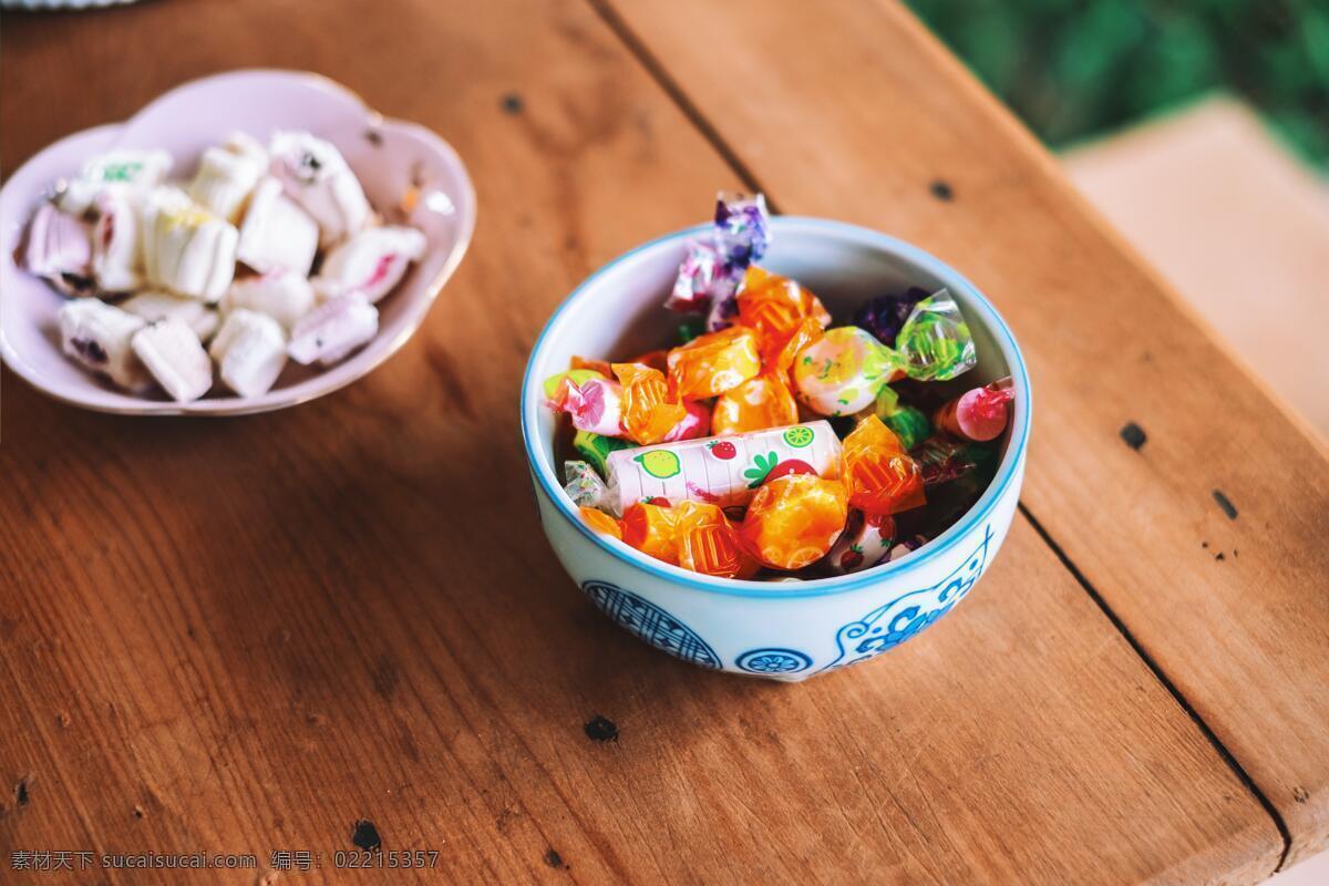 彩色糖果 彩色 糖果 橙色 青花 碗 白色 花纹木桌子 美食 餐饮美食