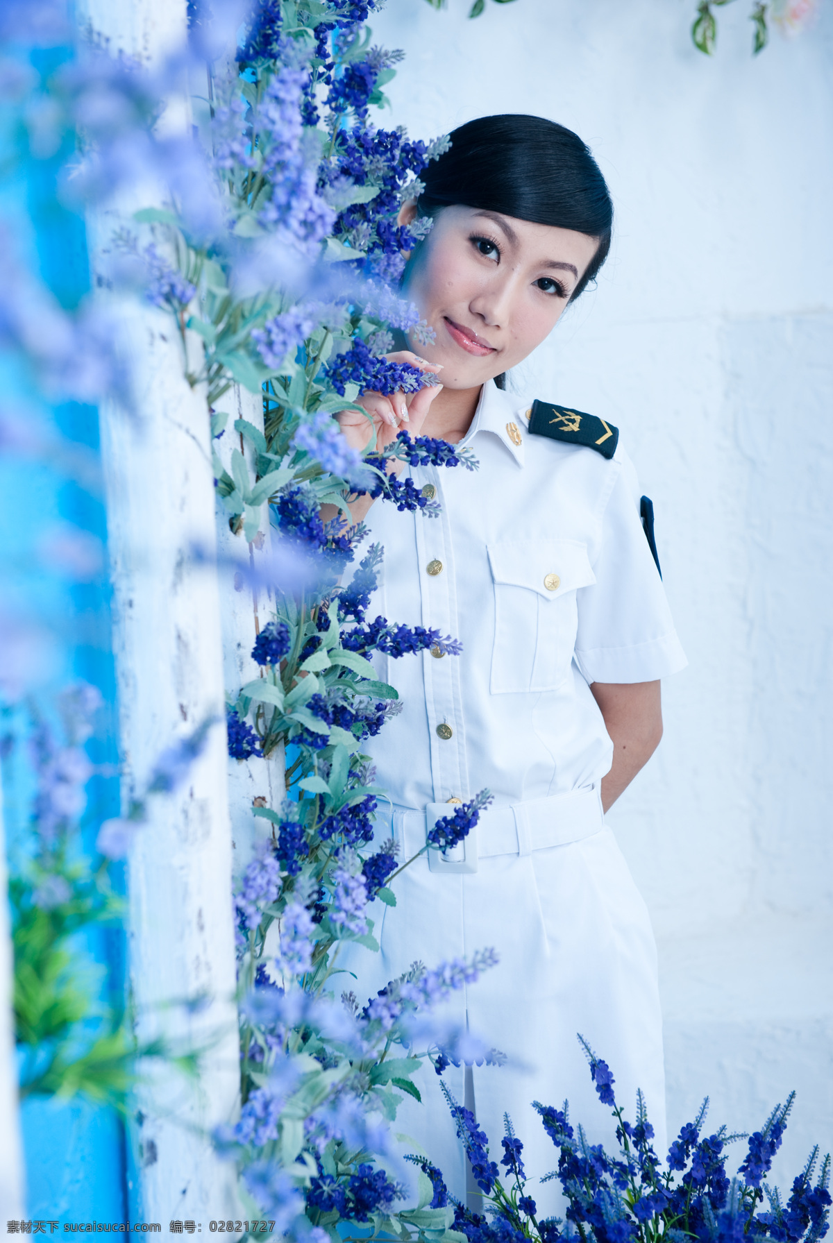 海军女兵 白色海军制服 薰衣草 爱色柱子 白色墙壁 背手 女兵常服 海军女学员 世纪美少女 女性女人 人物图库