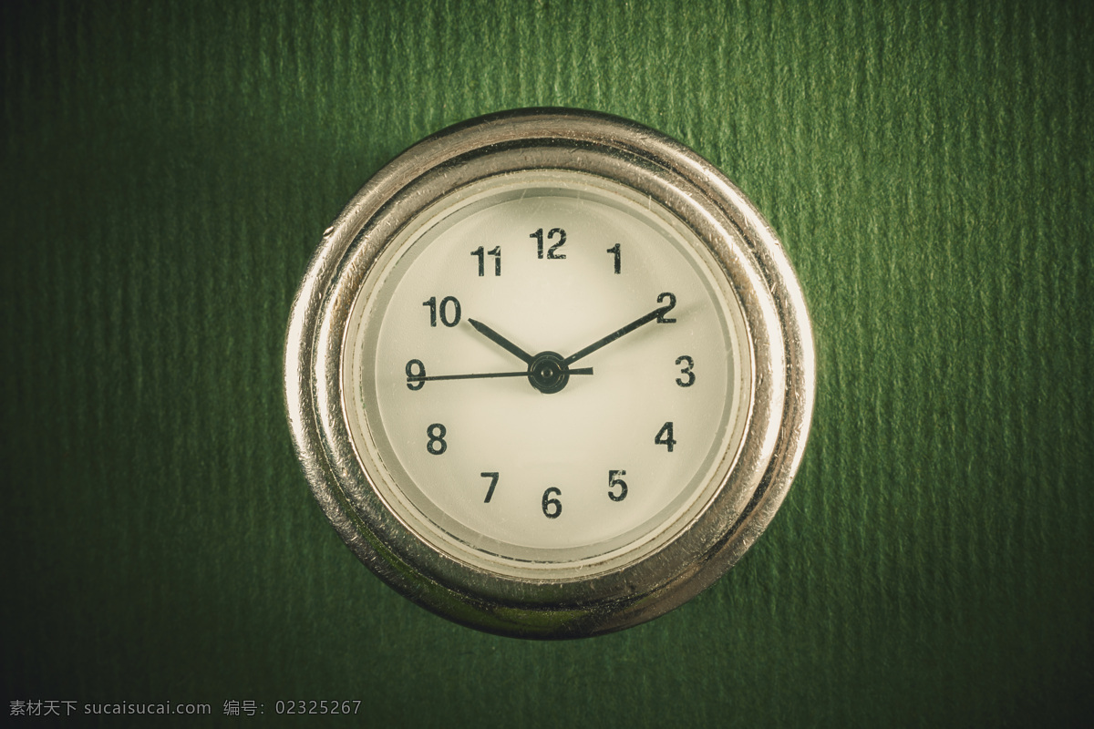时间钟表摄影 时间 钟表 挂钟 绿色背景 纸质背景 纸张背景 其他类别 生活百科 黑色