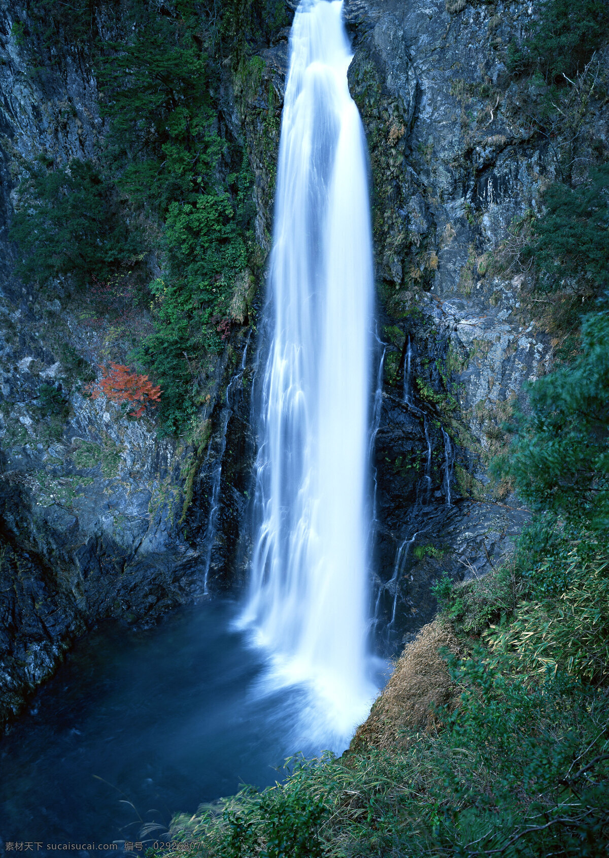 自然 风景 瀑布 水花 水雾 溅出 湍急 急流 岩石 水涧 自然风景 自然景观 黑色