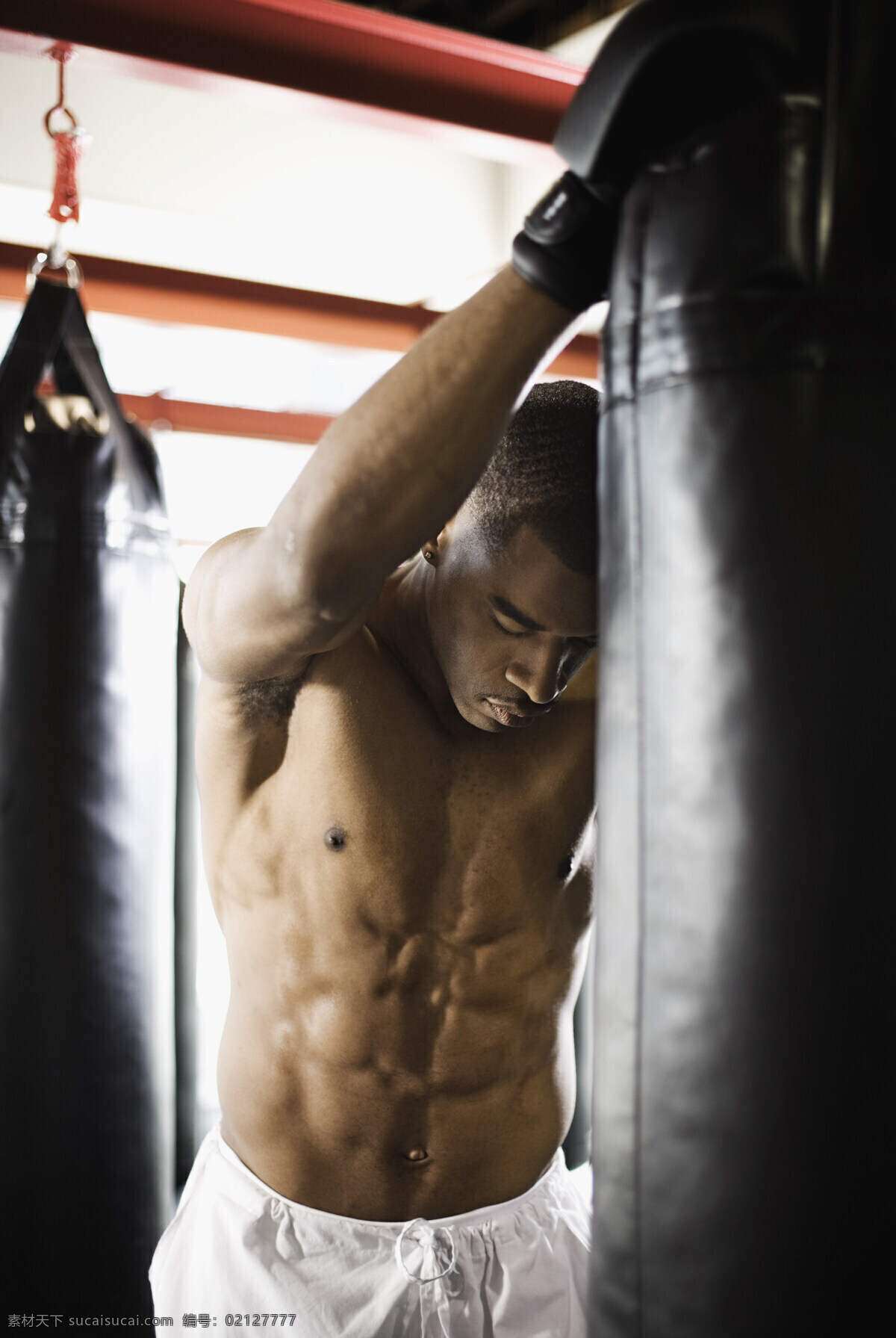 拳击 运动员 沙袋 拳击手 黑人 男子 体育运动项目 武术 功夫 搏击 格斗 生活人物 人物图片