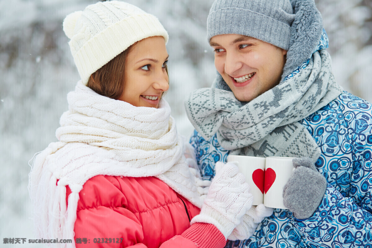 雪地 里 情侣 水杯 微笑 雪花 人物 情侣图片 人物图片