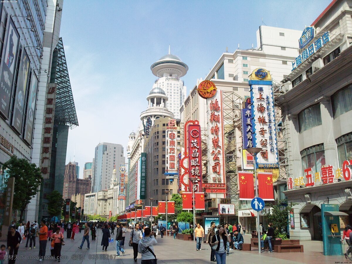 步行街 高楼 国内旅游 景观 旅游摄影 上海 五星红旗 南京东路 中华 商业 一街 驰名中外 大理石路面 花坛加凳面 新颖灯杆 排列整齐 亮丽风景线 商店林立 霓虹灯店招 五花八门 中外 名品 集 吃穿住乐玩 集于一街 游人如织 著名 商业街 著名旅游景点 上海风光 上海風光 家居装饰素材 灯饰素材