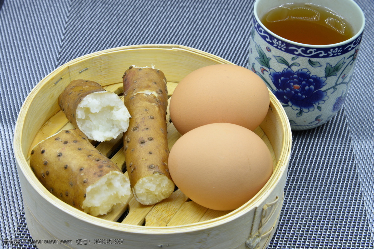 早餐 早饭 早点 膳食 饮食 主食 营养 丰盛 美味 食品 食物 吃 食用 搭配 生活 健康 食材 家人 营养丰富 膳食均衡 山药 蒸山药 茶 粽子 中国美食 传统食品 端午节 中国节日 中国文化 玉米 煮玉米 鸡蛋 煮鸡蛋 熟的 容器 瓷杯 茶杯 竹篮子 蒸屉 黑色背景 逐步 喝 饮用 餐饮美食 传统美食