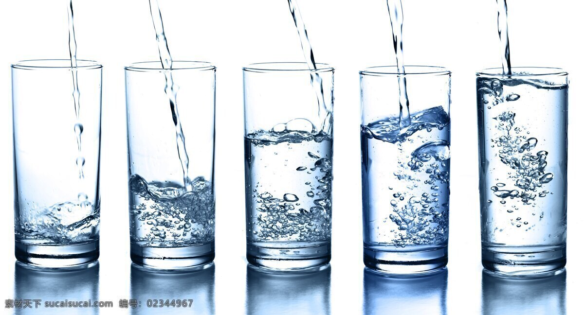 倒水的水杯 杯子 玻璃 倒影 干净 倒水 飞溅 饮料酒水 餐饮美食