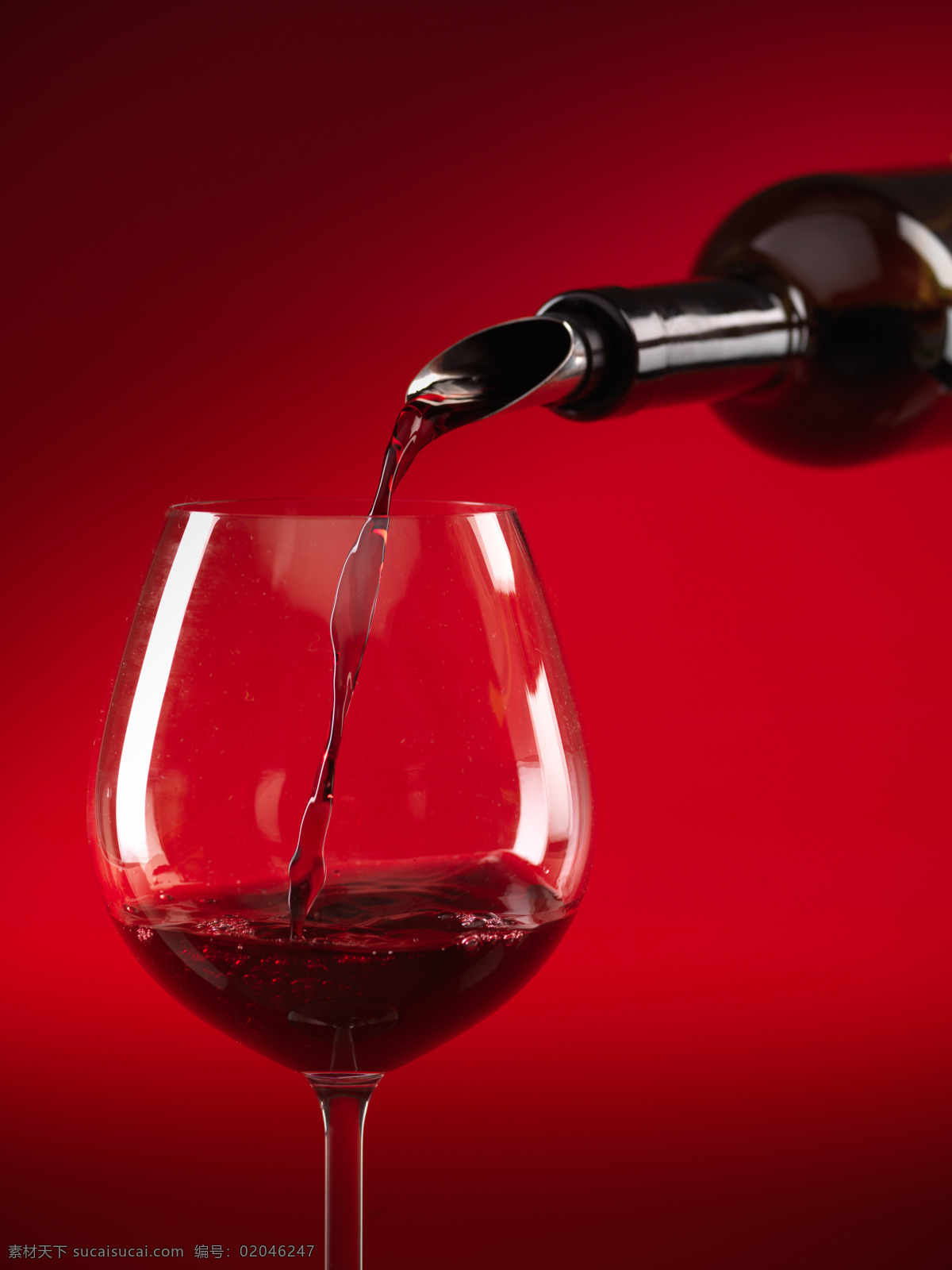 红酒和高脚杯 饮料 饮品 酒类 红酒 葡萄酒 高贵 典雅 高脚杯 倒酒 液体 流动 酒水饮料 餐饮美食 红色