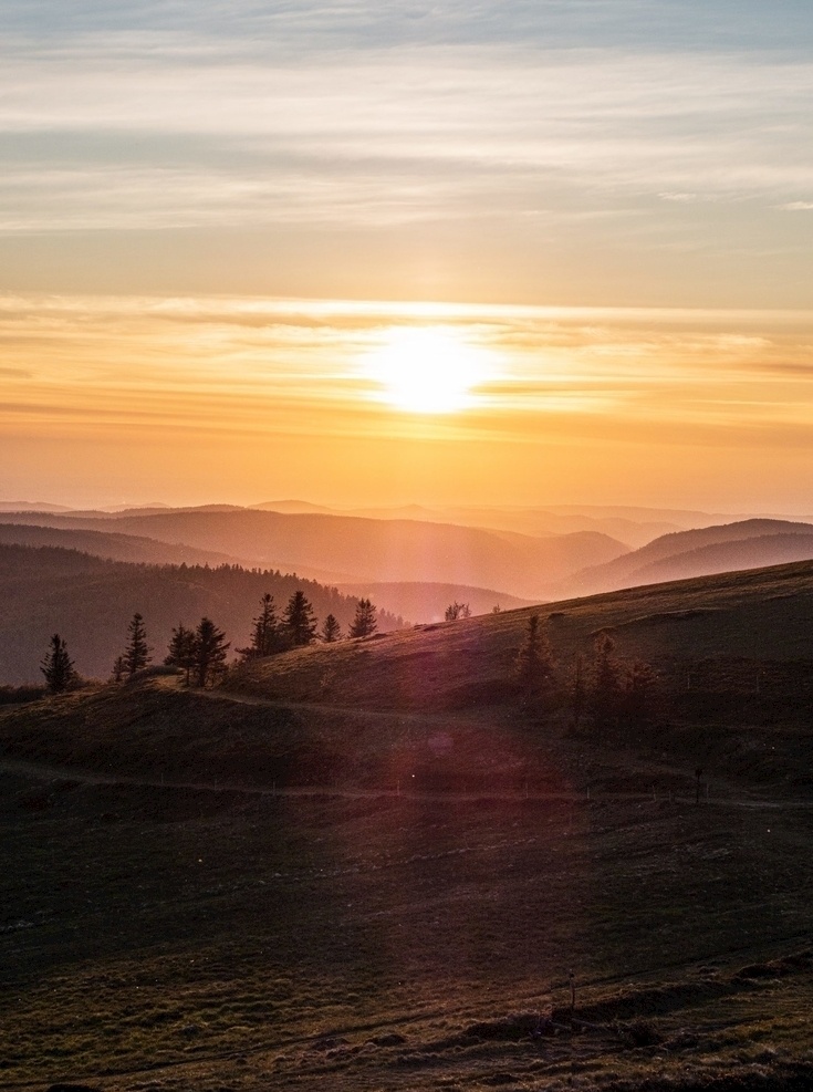 夕阳图片 夕阳 山 黄色 天空 人 场景 自然风光 自然景观 山水风景