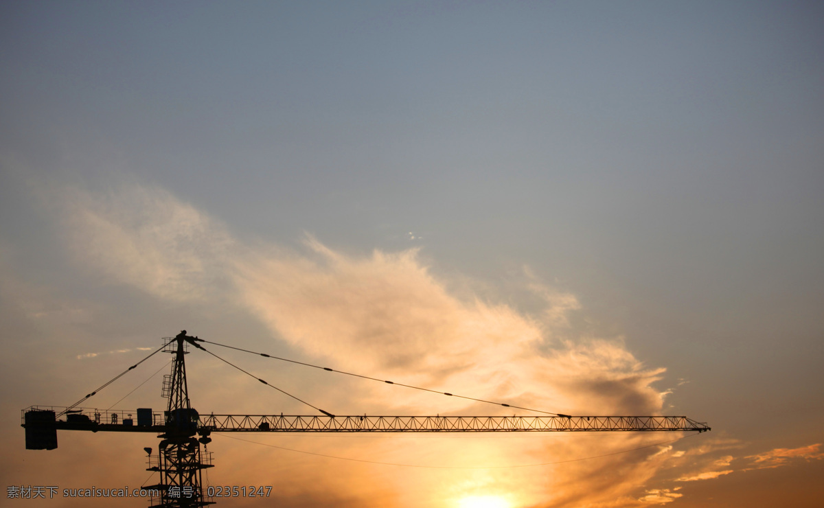 夕阳塔吊 塔吊 吊机 建筑工地 工地 夕阳 黄昏 云彩 彩霞 工业生产 现代科技