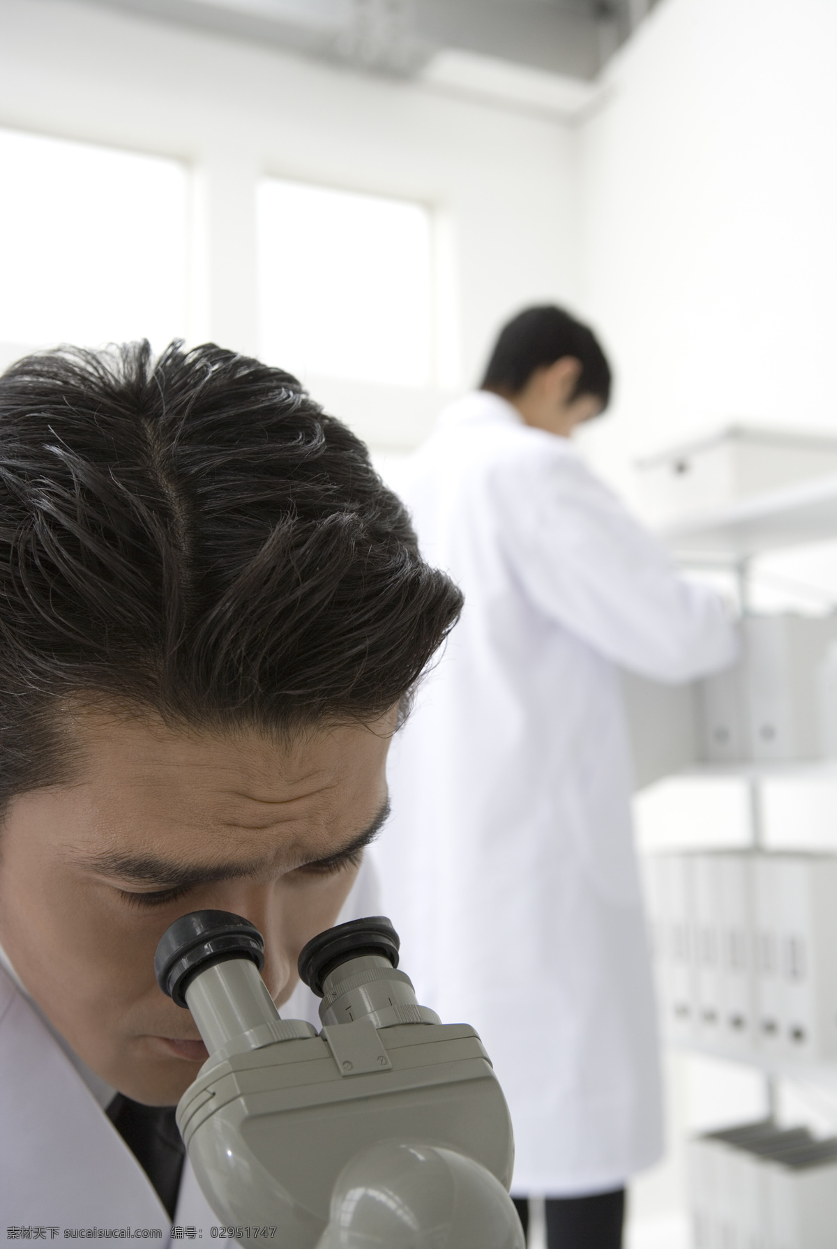 实验室 工作 科学家 研究 做实验 职业人物 实验 化验 科学 认真 专注 显微镜 容器 仪器 男人 男科学家 生活人物 人物图片