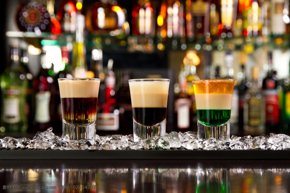 酒吧 吧台 上 酒 冰块 鸡尾酒 玻璃酒杯 玻璃杯子 酒水饮料 酒类图片 餐饮美食