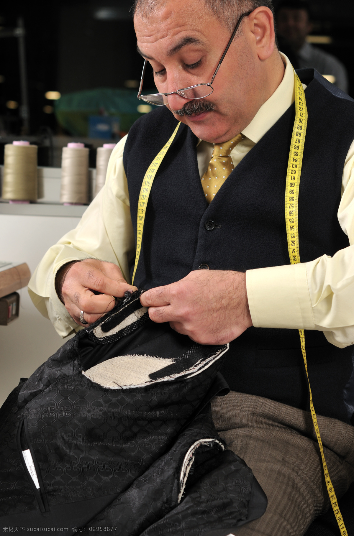 正在 缝 衣服 外国 老人 外国人 男人 缝衣服 米尺 工具 生活人物 人物图片
