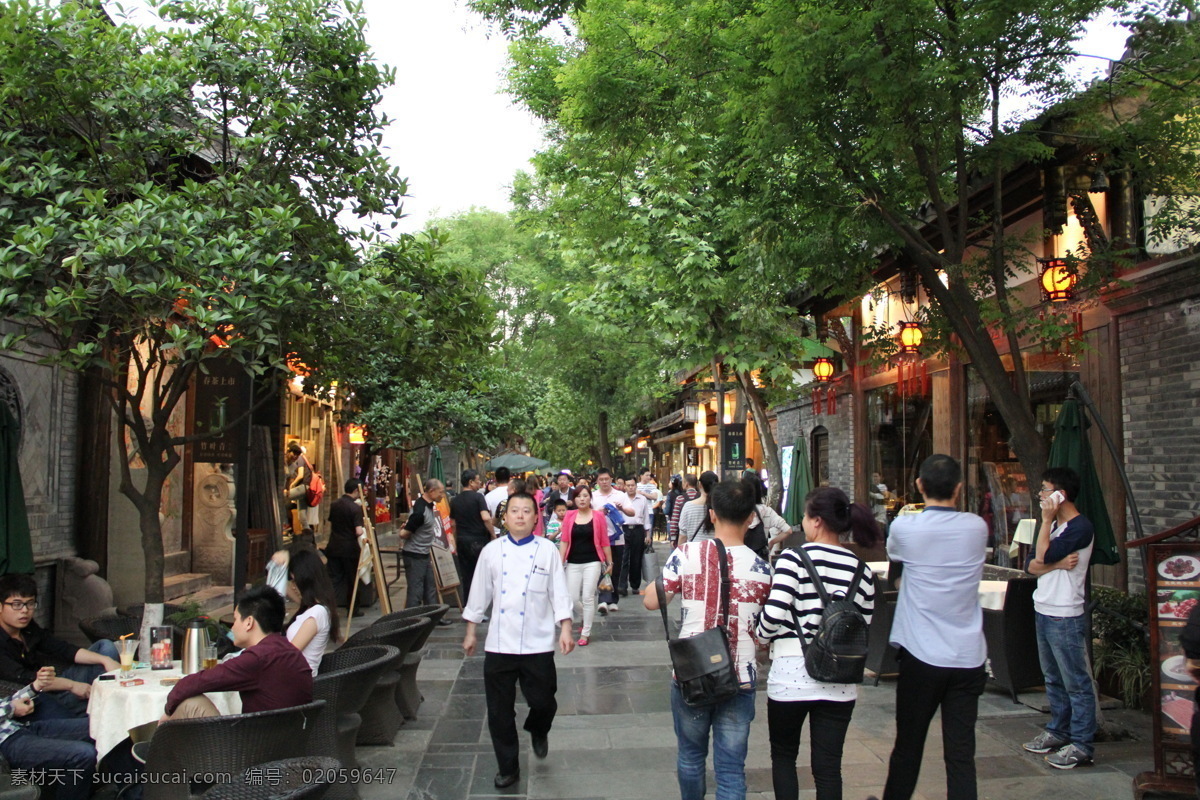 宽窄巷子 宽巷子 窄巷子 巷子 下雨 雨 路人 灯火 灯 旅游摄影 国内旅游 黑色