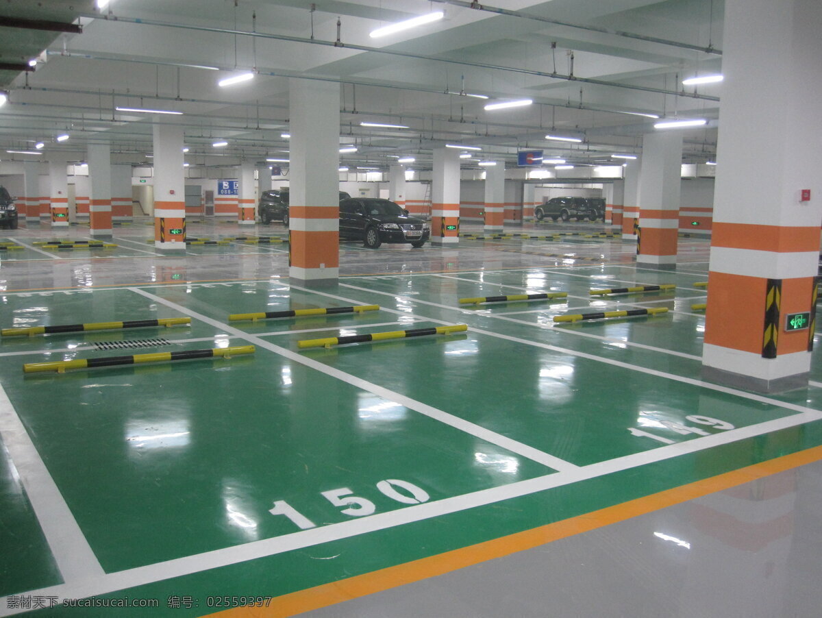 地下停车场 车位线 汽车 车位号 白炽灯 黄色车道线 护角 室内摄影 建筑园林