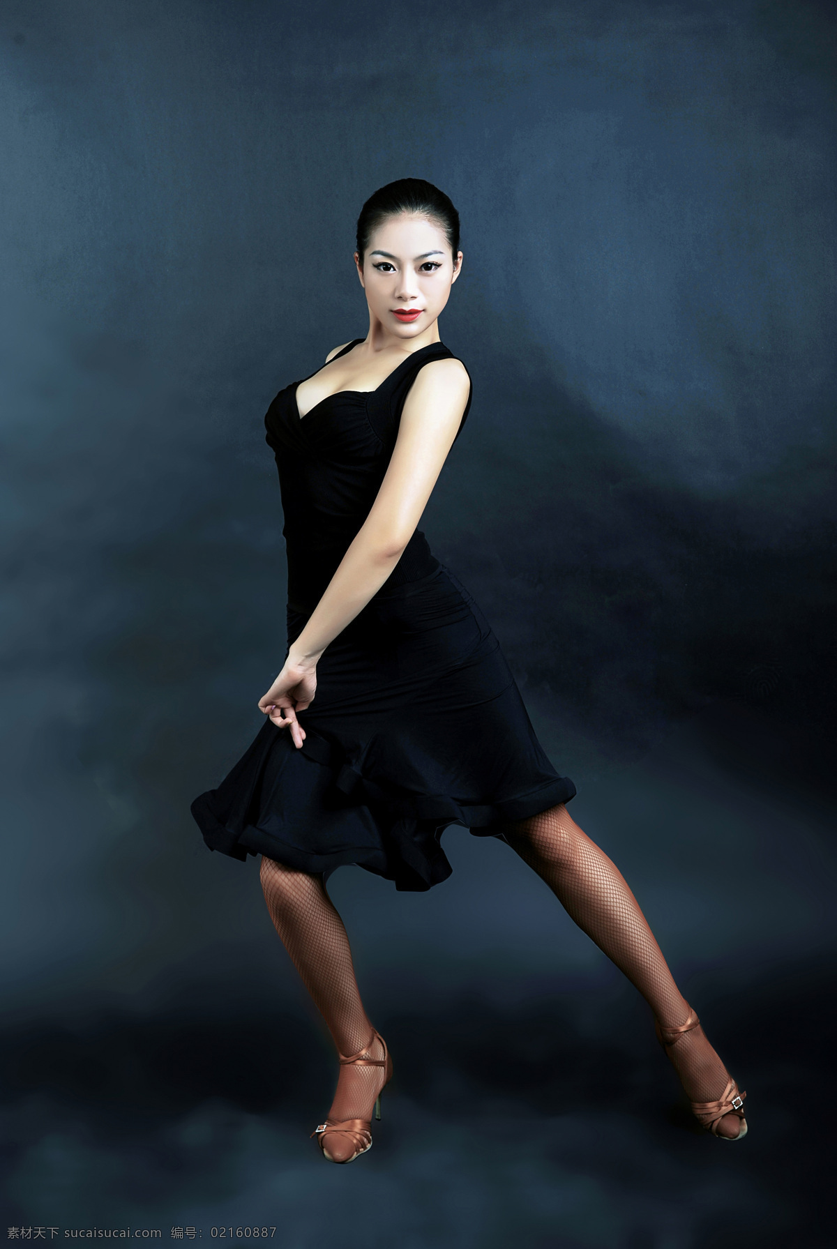拉丁舞 舞蹈 美女 黑色连衣裙 气质 跳舞 女性女人 人物图库