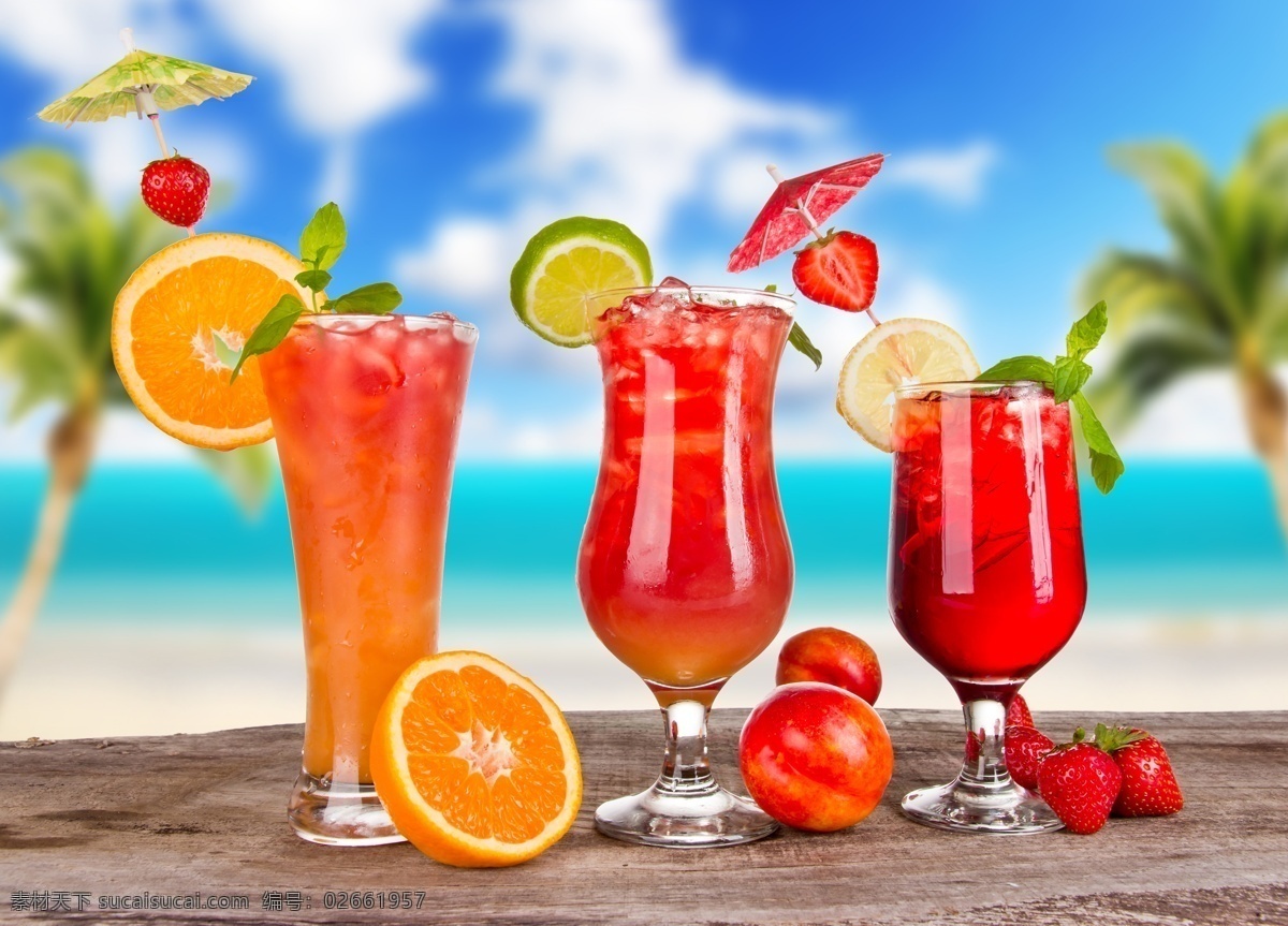 盛夏 海滩 冷饮 水果汁 鲜榨果汁 橙汁 果汁 饮品 水果 草莓汁 草莓 橙子 西瓜汁 吸管 玻璃杯 饮料 夏日饮品 饮料酒水 餐饮美食