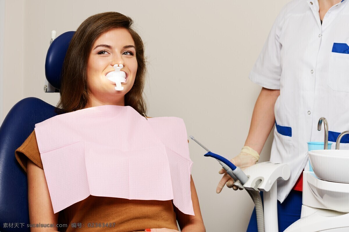 看 牙医 美女图片 看牙医的美女 医疗护理 医疗卫生 外国美女 口腔 现代科技