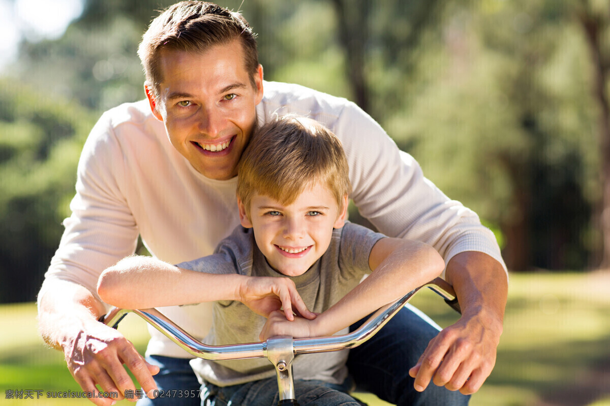 陪 儿子 骑 单车 父亲 儿童 孩子 父子俩 生活人物 人物摄影 人物图片