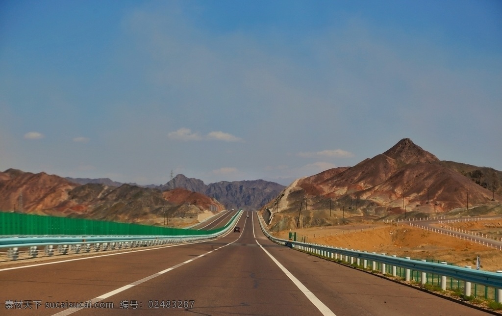 新疆的路 新疆 山路 马路 隔离带 黄沙 戈壁 沙漠 自然景观 自然风景