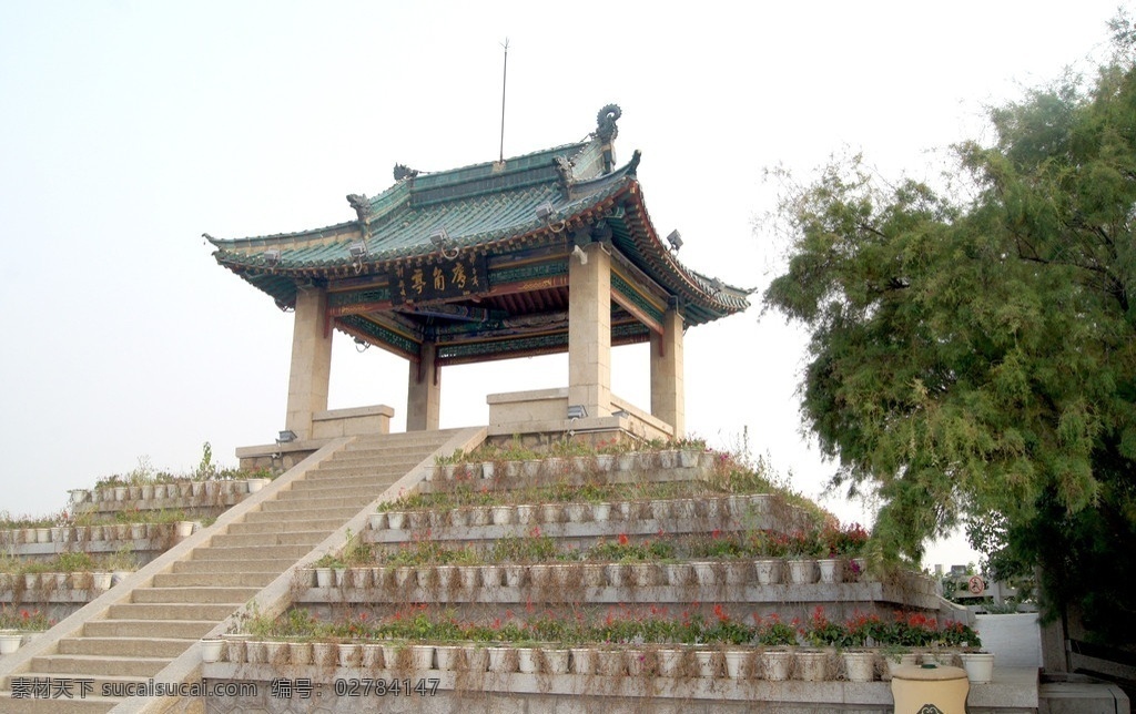 鹰角亭 北戴河 东坡港 天空 树木 花盆 垃圾桶 台阶 凉亭 雕塑 瓦 石柱 建筑景观 自然景观